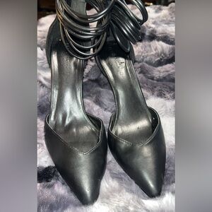 Kelly Rowland black leather pointed toe mules #glamour #heels